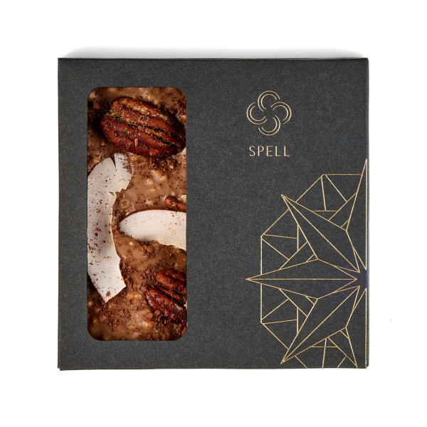 Плитка білого і темного шоколаду з горіхом пекан